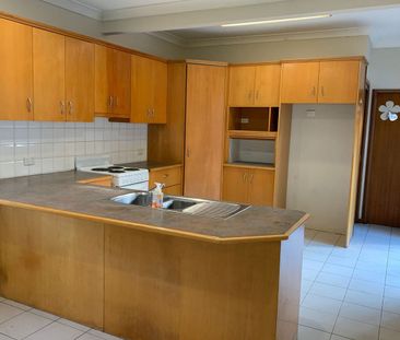 4-Bedroom Family Home in Quakers Hill! - Photo 5