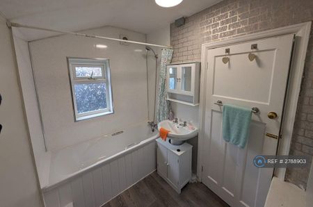 3 bedroom semi-detached house to rent - Photo 3