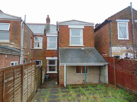 4 bedroom semi-detached house to rent - Photo 5