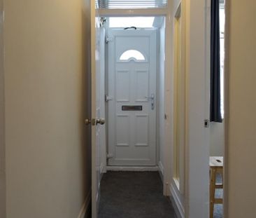 3 bedroom Flat To Let - Photo 6