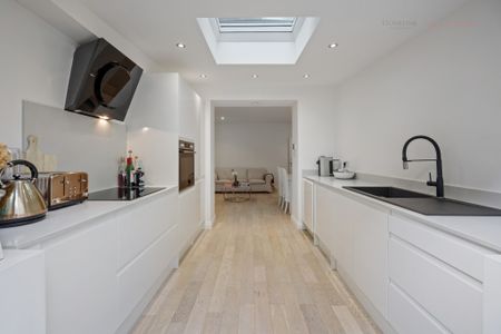 Stunning Kensington Garden Retreat: 2 Bedroom & 2 Bathroom Luxe Basement Apartment - Photo 4