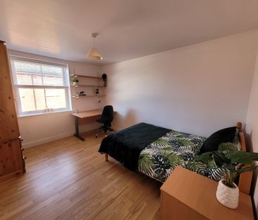 12 Bedrooms Available, 12 Bedroom House, 5 Willowbank Mews – Student Accommodation Coventry - Photo 5