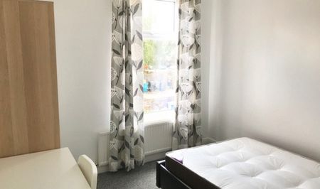 Modern 4 Bedroom Student House Just 5 Minutes from the City Centre - Photo 4