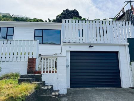 2-3 bedroom house. Close to shops and bus. - Photo 3