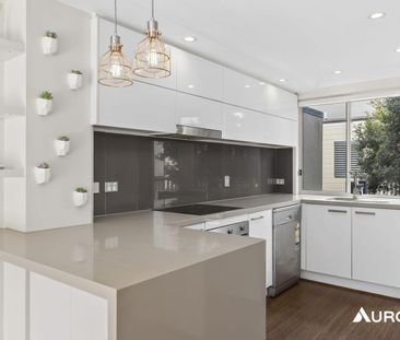 Townhome Nestled in a Quiet Street in the Heart of Kangaroo Point - Photo 2