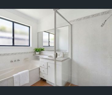 Modern Family Home with AIR CON in a Prime Forest Lake Location - Photo 6