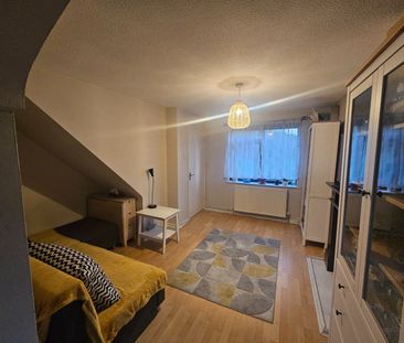 2 Bed End Terrace, Landmere Gardens, NG3 - Photo 3