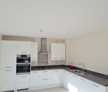 Stunning 3-Bed Redrow Home in Badbury Park – Walk to Great Western ... - Photo 4