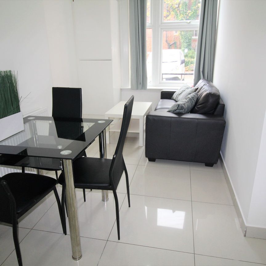 Flat 1, 23 Clarendon Place, LS2 9JN, Leeds - Photo 1