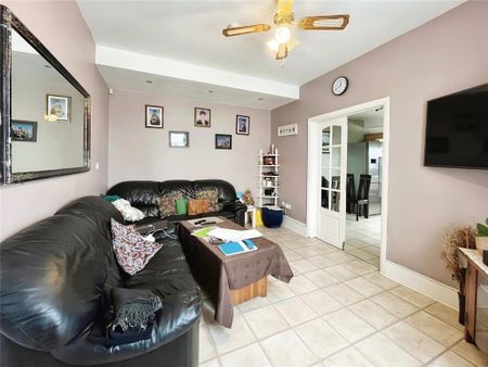 3 bedroom end of terrace house to rent - Photo 2