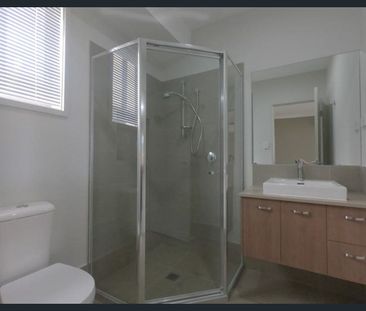 Spacious Family Home Near Park - Photo 2