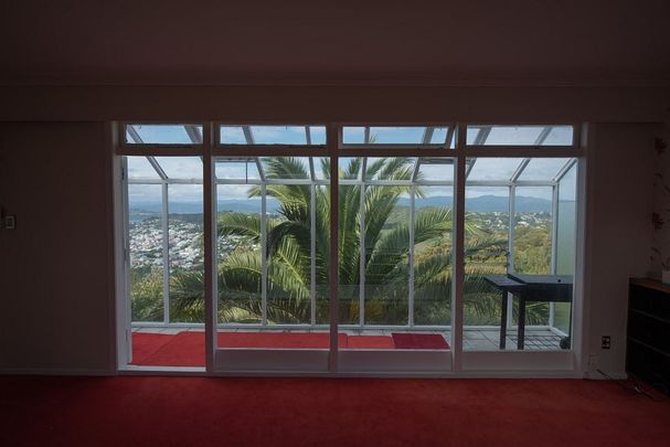 Kingston Gem: Spacious 5-Bedroom Family Home with - Photo 1