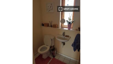 Decorated room in 3-bedroom apartment in Dublin - Photo 3