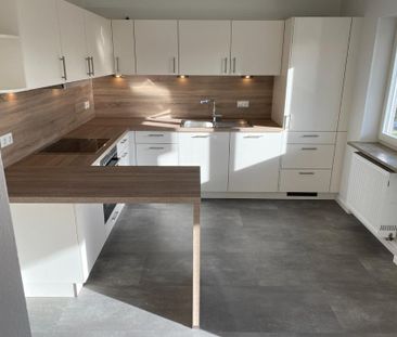 moderne 4,5 Zi Wohnung - 104m2 - Balkon mit Alpensicht - Garage - Photo 4