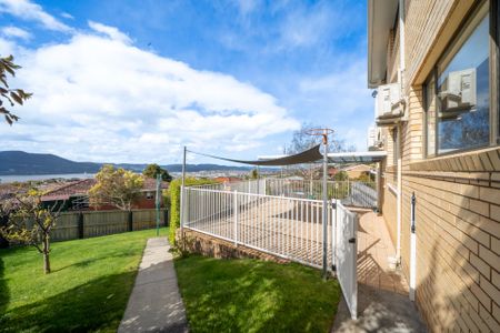 Spacious & Versatile Family Home with Stunning Views - Photo 5