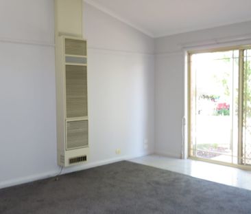 CENTRAL 2 BEDROOM UNIT! CLOSE TO TOWN! - Photo 1