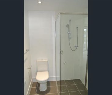 EXCELLENT LAYOUT 2 bedroom 1 bath apartment WITH car parks - Photo 3