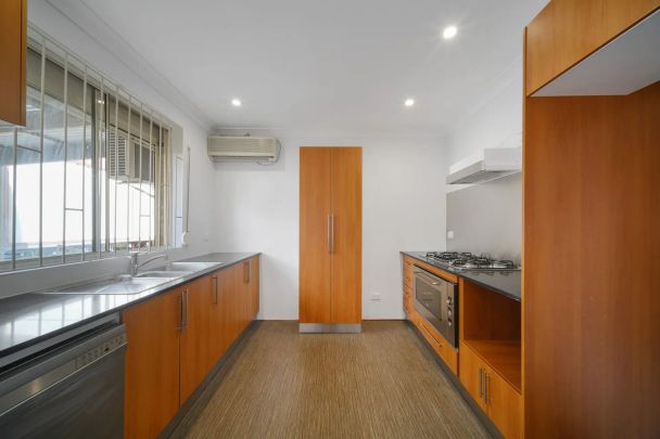 Spacious and Versatile Apartment with Private Lane Access - Photo 1