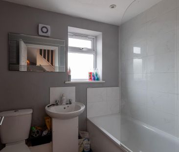 4 bedroom semi-detached house to rent - Photo 3