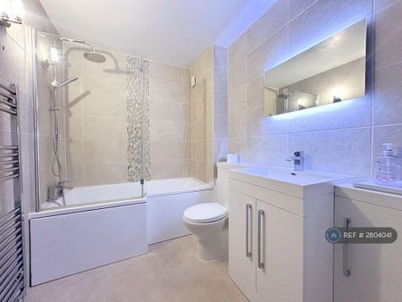 2 bedroom flat to rent - Photo 2