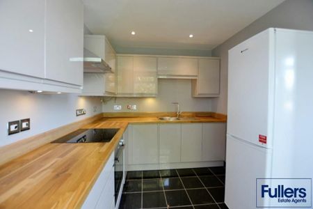 3 bedroom flat to rent - Photo 5