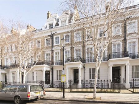 Situated in the desirable location of Cranley Place in the heart of South Kensington, this studio flat has its own kitchenette and shared bathroom facilities. - Photo 5