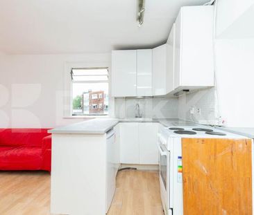 Top floor one double bedroom flat conveniently located close to tra... - Photo 5