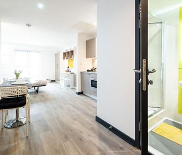 1 bedroom in a flat share to rent - Photo 2