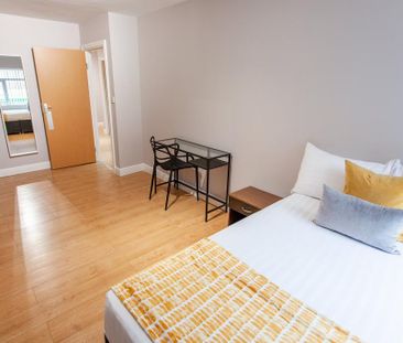 3 bedroom flat to rent - Photo 4