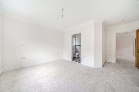 An impressive and immaculately presented family home in a desirable private road - Photo 4