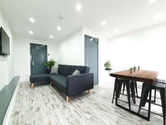 5 bedroom flat to rent - Photo 1