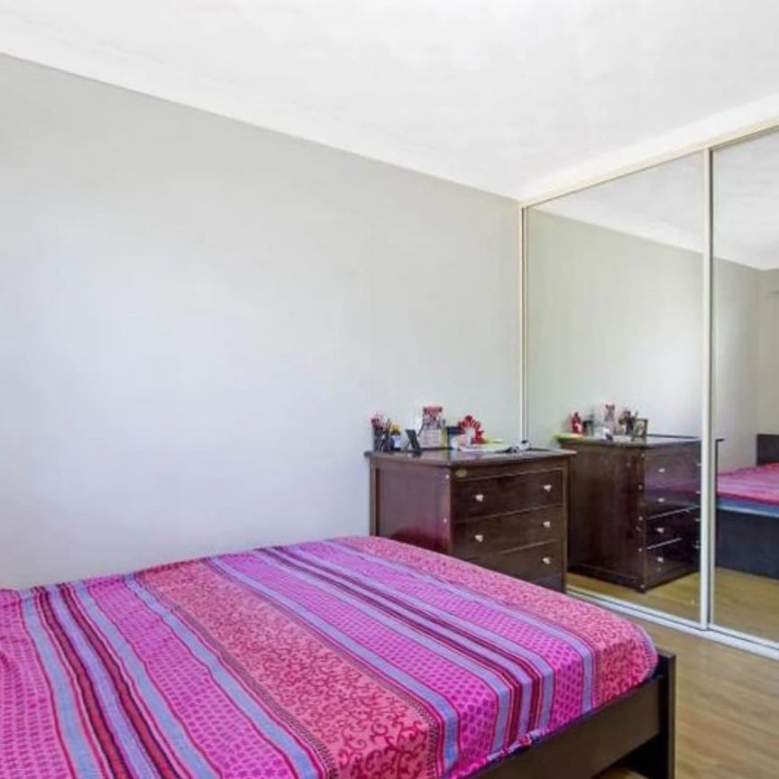 SPACIOUS TWO-BEDROOM APARTMENT! - Photo 1