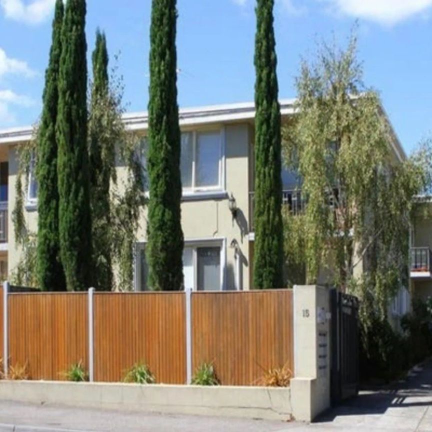 Beautifully Presented Ground Floor Apartment - Bonus Large Courtyard - Photo 1