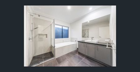 ✨ Stylish & Spacious Family Home in the Heart of Clyde! - Photo 2