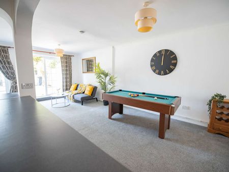 Castle Road Room 2 - Photo 4