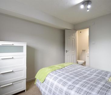 1 bedroom in a house share to rent - Photo 5