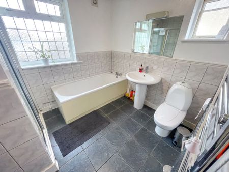 6 Bedroom House To Rent in Winton - £3,000 pcm Tenancy Info - Photo 2