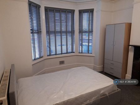 1 bedroom in a house share to rent - Photo 2