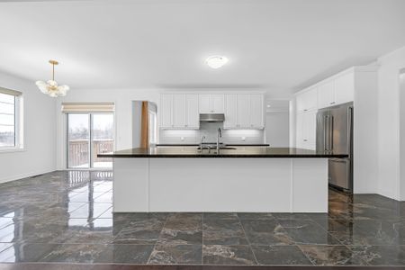 For Lease - 70 Forest Edge Crescent, East Gwillimbury, Ontario - Photo 2