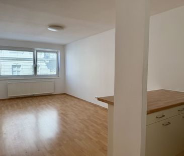 CHARMANTE 1-ZIMMER-WOHNUNG MIT OFFENER KÜCHE IN PERFEKTER LAGE - Photo 1