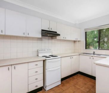 SPACIOUS 3 BEDROOM APARTMENT IN PRIME LOCATION - Photo 5