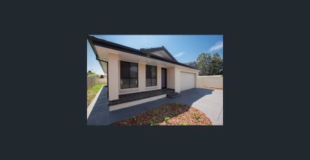 Spacious 3-Bedroom Villa Just Moments from Towradgi Beach - Photo 2