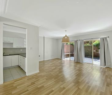 Spacious 3 Bedroom Townhouse ! - Photo 5