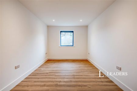 4 bedroom bungalow to rent Charlwood Road, Horley, Surrey, RH6 - Photo 2