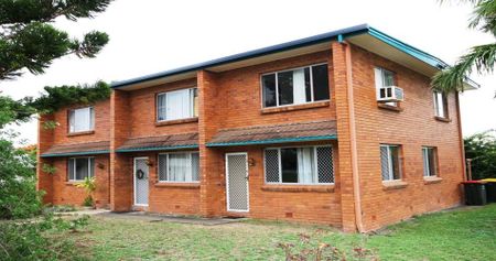 AIR CONDITIONED 2 BEDROOM BRICK UNIT WITHIN AN EASY WALK TO THE ROCKHAMPTON HOSPITAL. - Photo 4