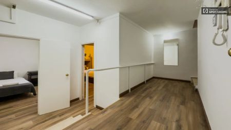 5-bedroom apartment for rent in El Raval. - Photo 2