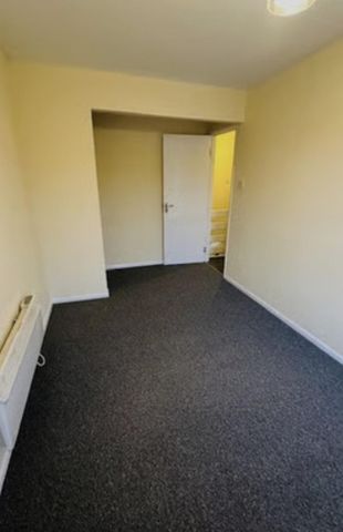 3 bedroom end of terrace house to rent - Photo 4