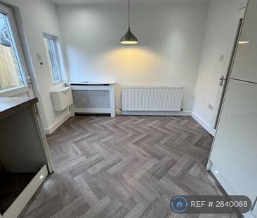 4 bedroom terraced house to rent - Photo 3