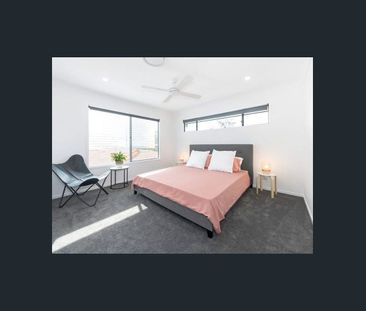 WELL PRESENTED - METRES TO G-LINK LIGHT RAIL - PRIME SOUTHPORT LOCA... - Photo 6