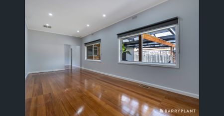 LARGE SPACIOUS 3 BEDROOM HOUSE - Photo 2